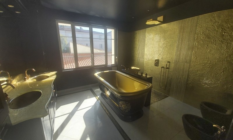 VILLA AVEC DEPENDANCE A LOUER A L'ANNEE